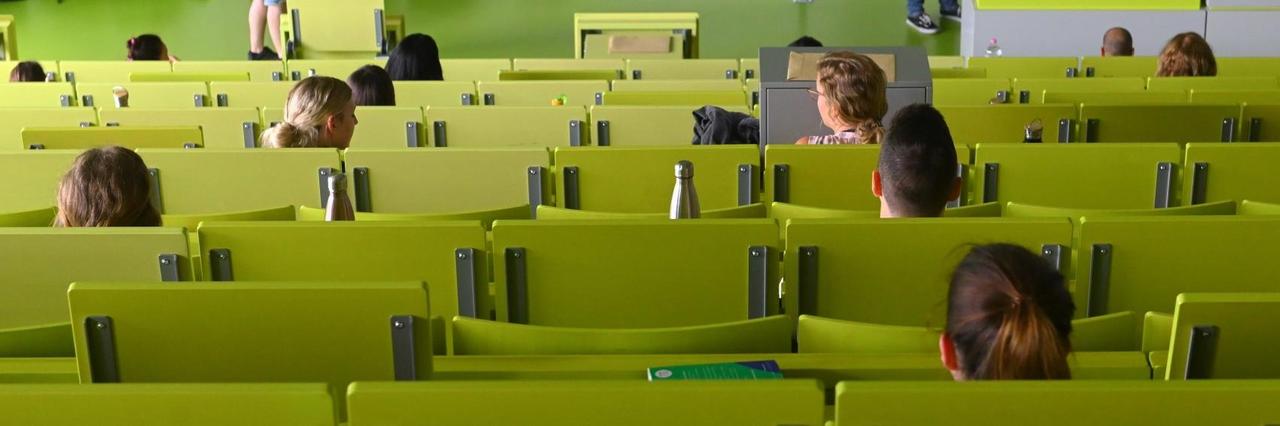 Studierende der Wirtschafts-Wissenschaften sitzen in Kassel unter Wahrung der Abstandsregel in einem Hörsaal und warten auf den Beginn der Klausur. Studierende der Wirtschafts-Wissenschaften sitzen in Kassel unter Wahrung der Abstandsregel in einem Hörsaal und warten auf den Beginn der Klausur.