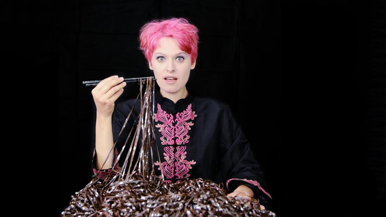 Komponistin und Performerin Julia Mihály nimmt mit Essstäbchen Magnetband auf