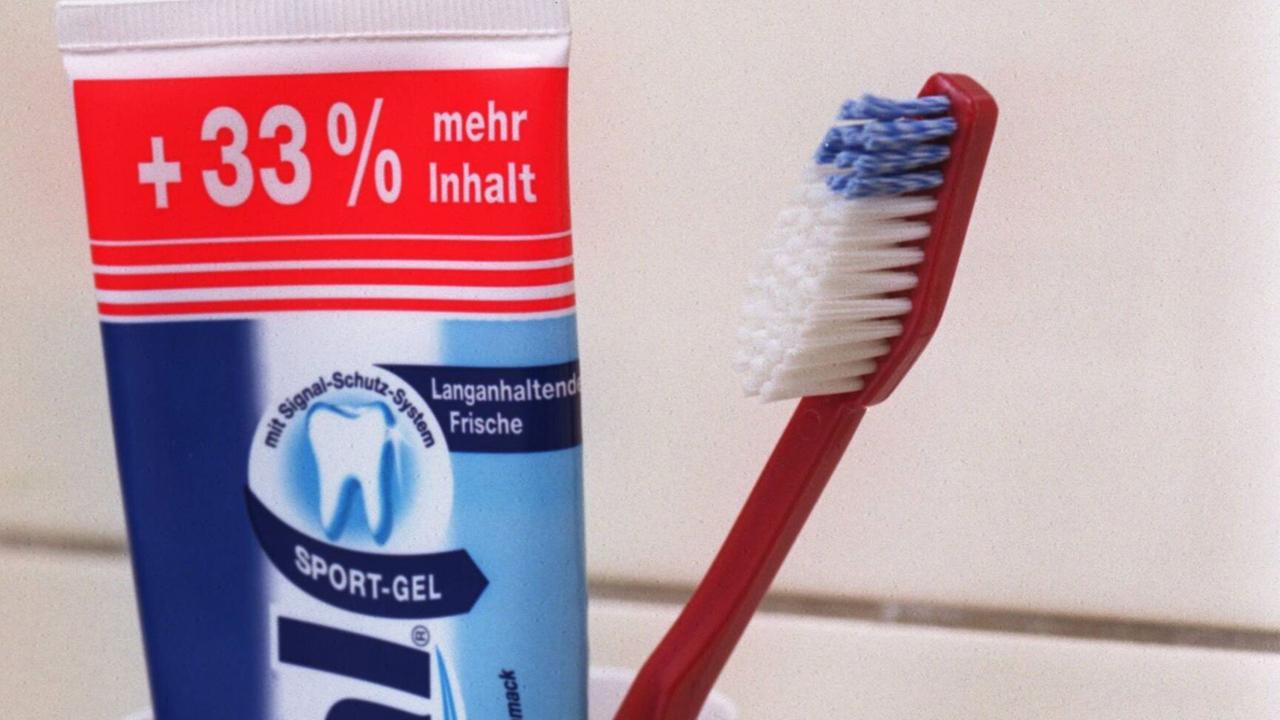 Die aufrechtstehende Zahnpastatube - eine Erfindung von Hans Morawa. Die aufrechtstehende Zahnpastatube - eine Erfindung von Hans Morawa.