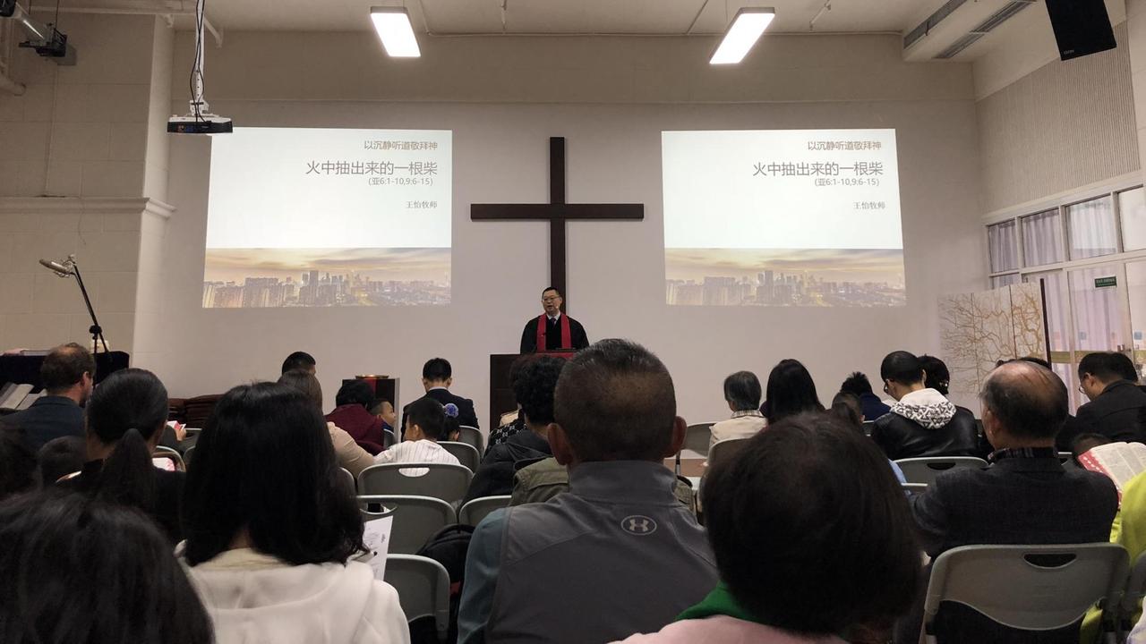 Pastor Wang Yi predigt vor 100 Gläubigen. Pastor Wang Yi predigt vor 100 Gläubigen.