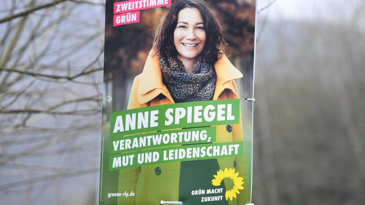 Wahlplakate - Landtagswahl in Rheinland-Pfalz 2021 am 08.03.2021 im Landkreis Neuwied Ein Wahlplakat der Partei Bündnis 90 / Die Grünen - Verantwortung, Mut und Leidenschaft - Anne Spiegel Die Wahl zum 18. Landtag von Rheinland-Pfalz findet am 14. März 2021 statt. Foto: Revierfoto Wahlplakate - Landtagswahl in Rheinland-Pfalz 2021 am 08.03.2021 im Landkreis Neuwied Ein Wahlplakat der Partei Bündnis 90 / Die Grünen - Verantwortung, Mut und Leidenschaft - Anne Spiegel Die Wahl zum 18. Landtag von Rheinland-Pfalz findet am 14. März 2021 statt. Foto: Revierfoto