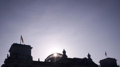 Die Sonne scheint am 14.03.2014 in Berlin durch die Reichstagskuppel.