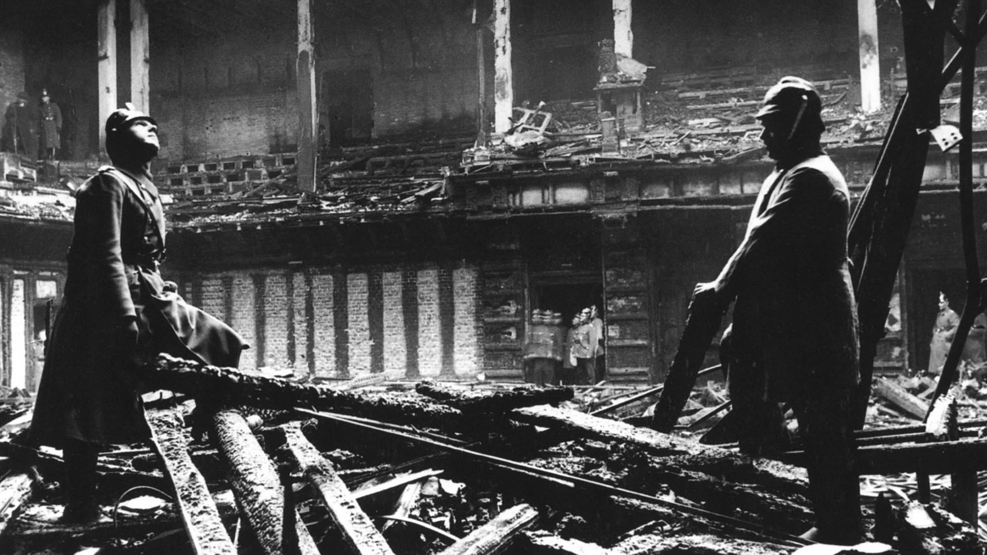 Der Reichstag geht 1933 in Flammen auf. Am Tatort wird der vermeintliche Brandstifter Marinus van der Lubbe, ein holländischer Kommunist, festgenommen. Der Reichstag geht 1933 in Flammen auf. Am Tatort wird der vermeintliche Brandstifter Marinus van der Lubbe, ein holländischer Kommunist, festgenommen.