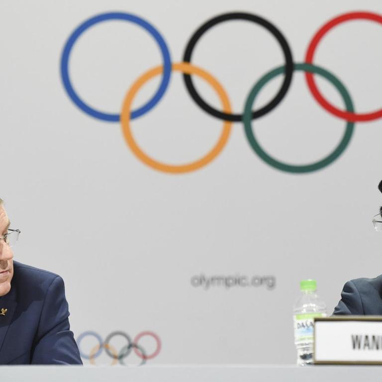 IOC-Präsident Thomas Bach und der Pekinger Bürgermeister Wang Anshun bei der IOC-Sitzung auf der Peking als Austragungsort für die olympischen Winterspiele 2022 bestimmt wurde.