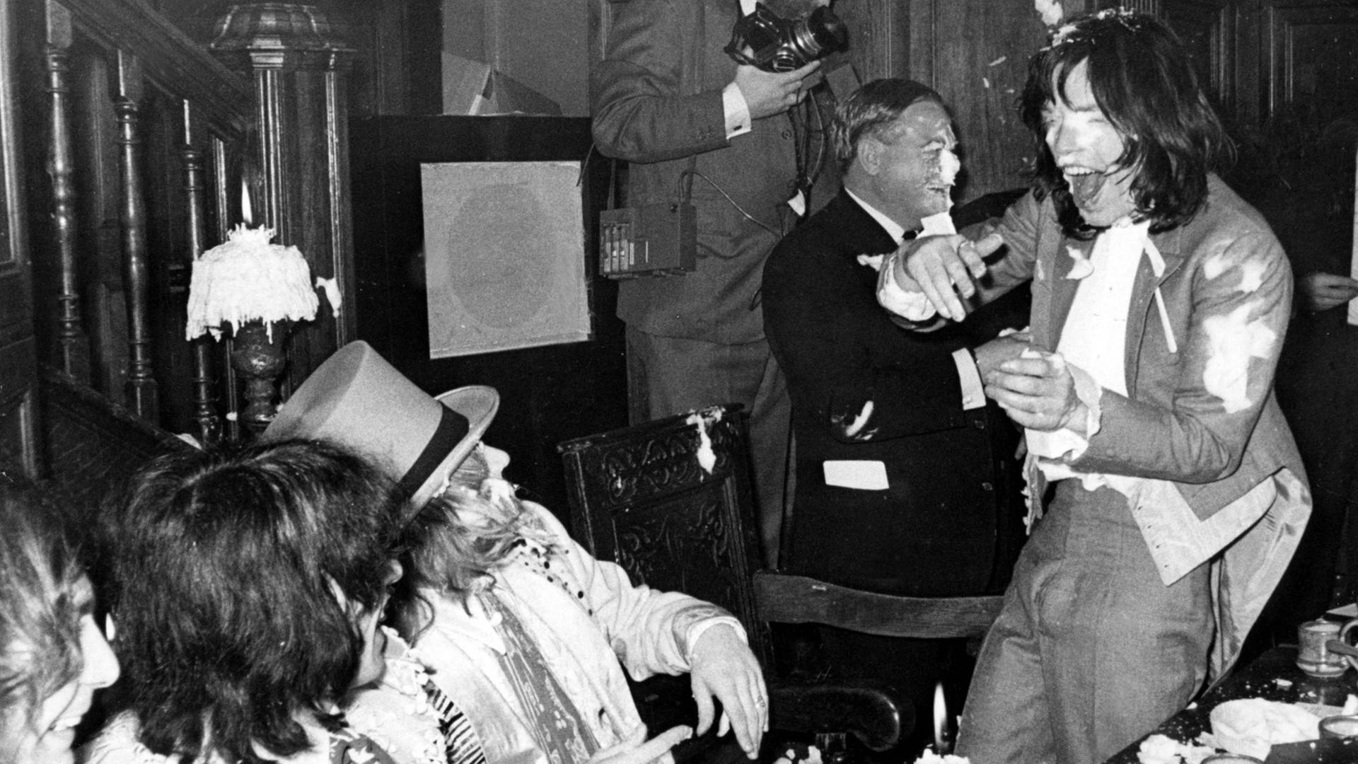 Mick Jagger bei einer Tortenschlacht während eines "Beggars Banquet" im Gore Hotel (1968). Mick Jagger bei einer Tortenschlacht während eines "Beggars Banquet" im Gore Hotel (1968).