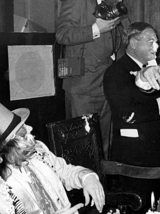 Mick Jagger bei einer Tortenschlacht während eines "Beggars Banquet" im Gore Hotel (1968).