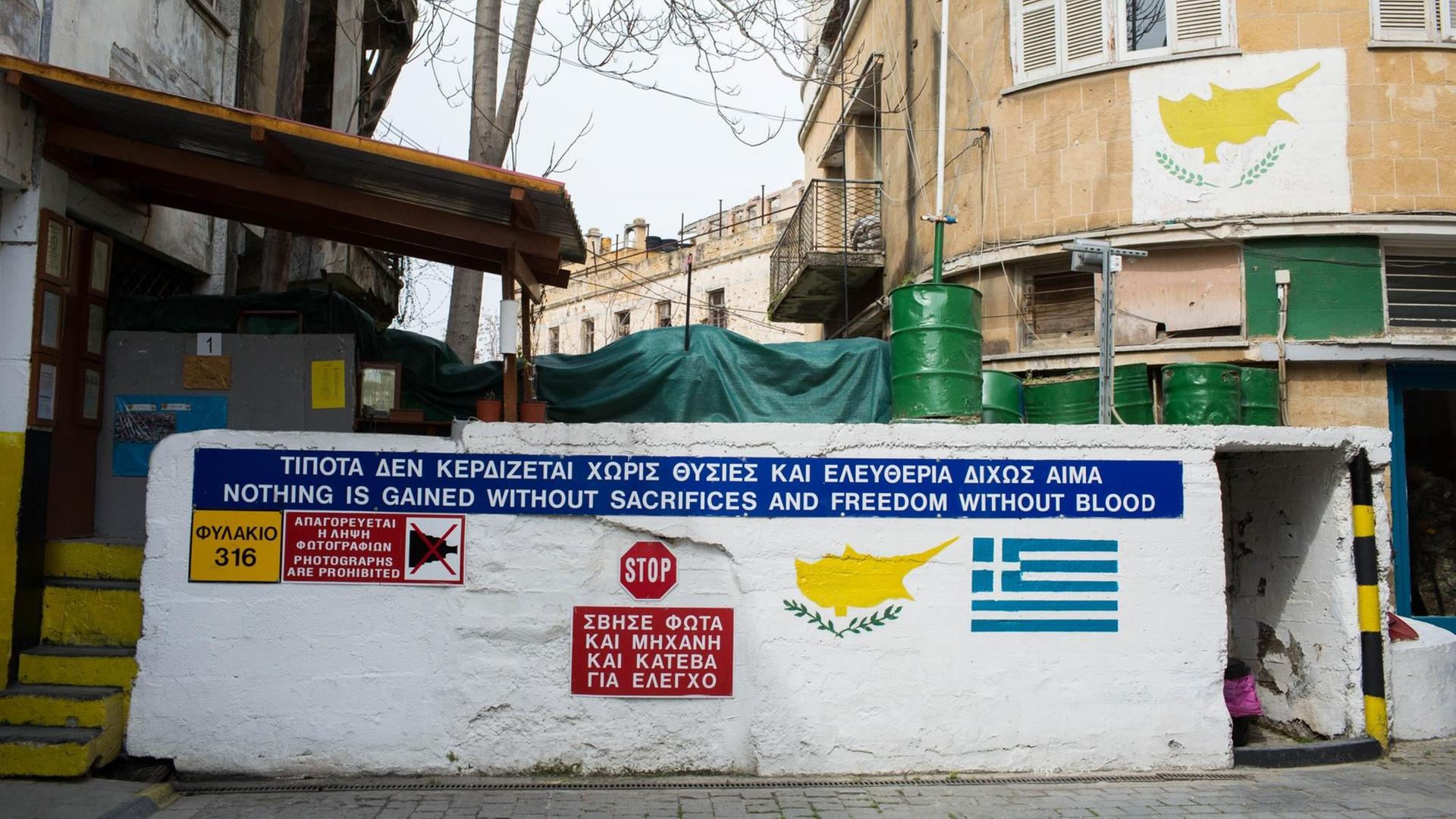 Barrikaden auf der griechischen Seite der Stadt Nikosia zeigen die Flagge Zyperns und Griechenlands Barrikaden auf der griechischen Seite der Stadt Nikosia zeigen die Flagge Zyperns und Griechenlands