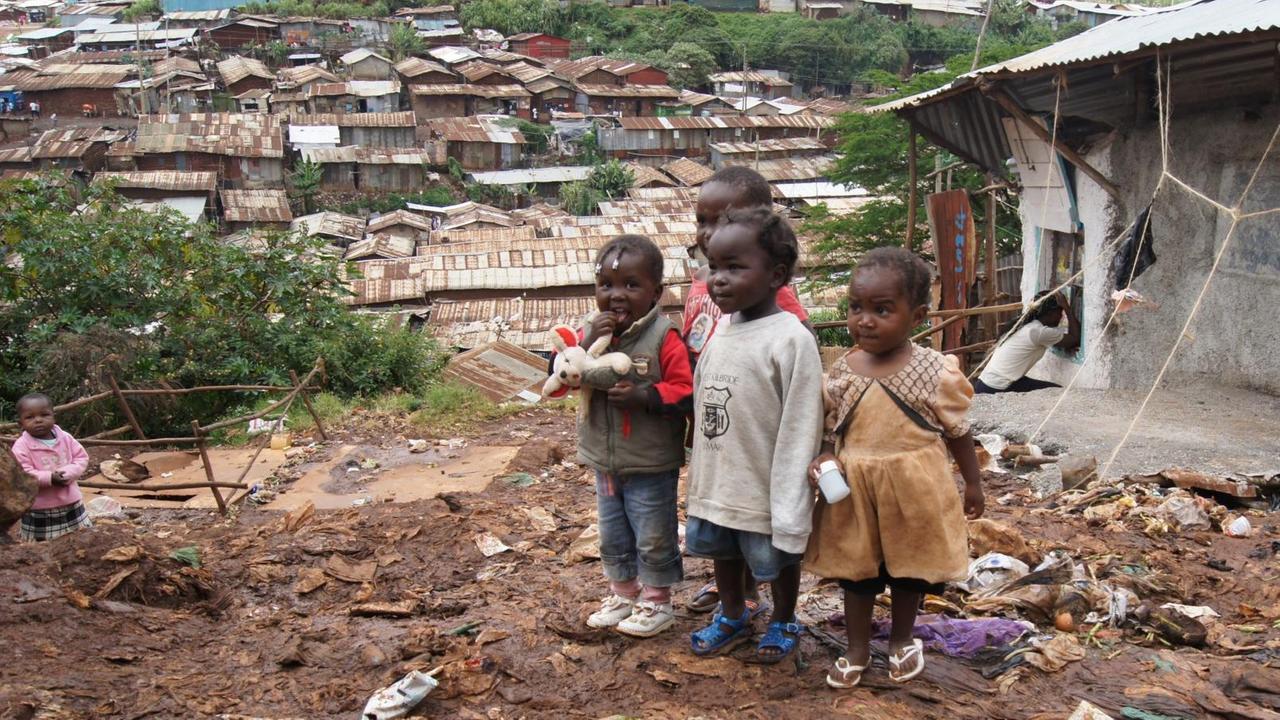 Kinder stehen am 11.11.2011 auf einem Müllberg im Slum Kibera in Nairobi, der Hauptstadt von Kenia. Kinder stehen am 11.11.2011 auf einem Müllberg im Slum Kibera in Nairobi, der Hauptstadt von Kenia.
