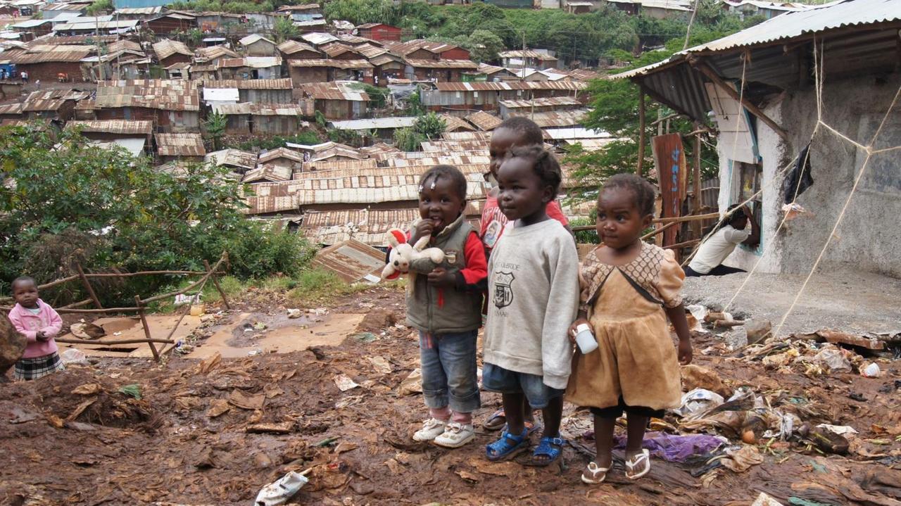Kinder stehen am 11.11.2011 auf einem Müllberg im Slum Kibera in Nairobi, der Hauptstadt von Kenia. Kinder stehen am 11.11.2011 auf einem Müllberg im Slum Kibera in Nairobi, der Hauptstadt von Kenia.