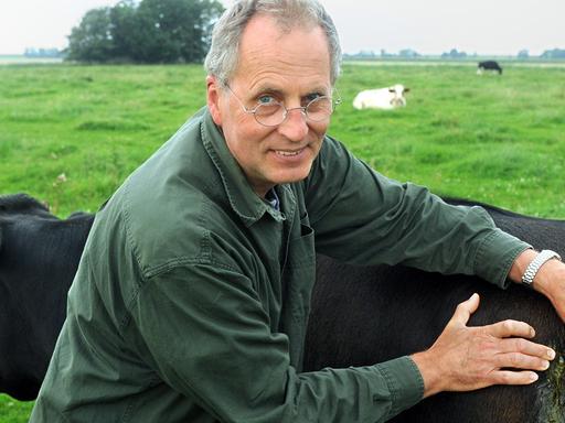 Der Landwirt und Tierschützer Jan Gerdes auf der Weide mit Kuh Manuela.