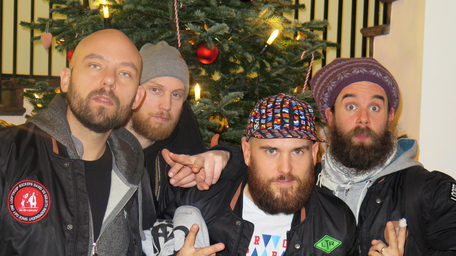 Looptroop Rockers auf Besuch beim Deutschlandradio Kultur vor dem Weihnachtsbaum Looptroop Rockers auf Besuch beim Deutschlandradio Kultur vor dem Weihnachtsbaum