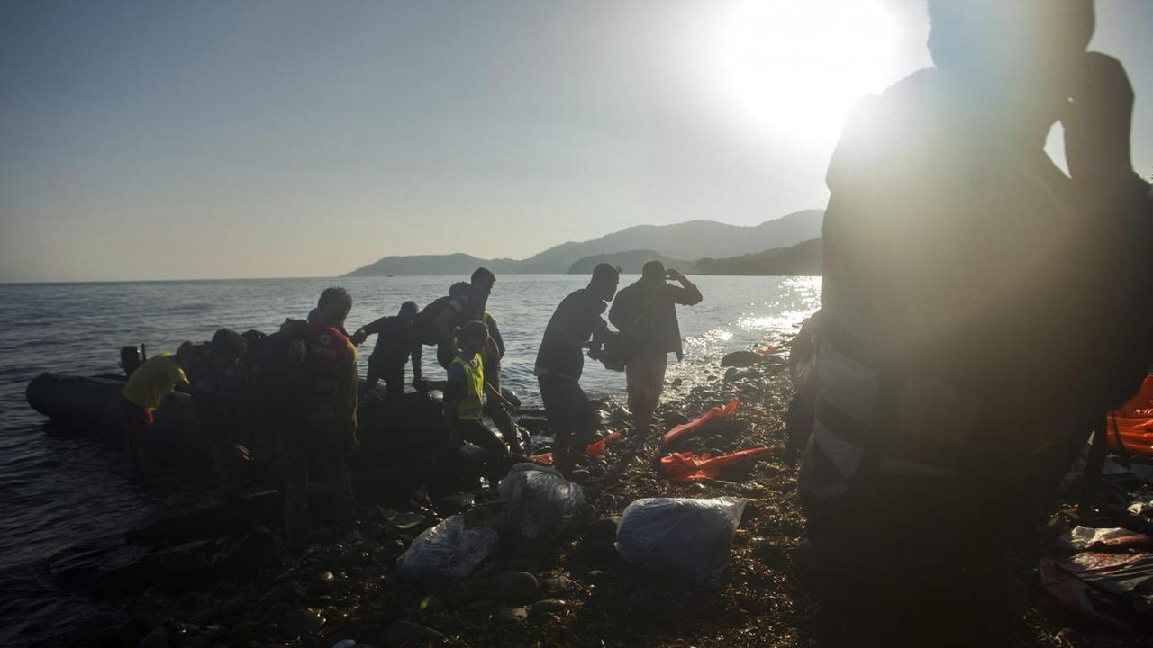 Flüchtlinge bei ihrer Ankunft an der Küste von Lesbos (5. Oktober 2015) Flüchtlinge bei ihrer Ankunft an der Küste von Lesbos (5. Oktober 2015)