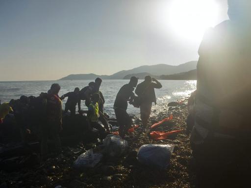 Flüchtlinge bei ihrer Ankunft an der Küste von Lesbos (5. Oktober 2015)