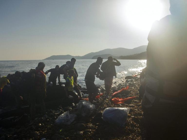 Flüchtlinge bei ihrer Ankunft an der Küste von Lesbos (5. Oktober 2015)