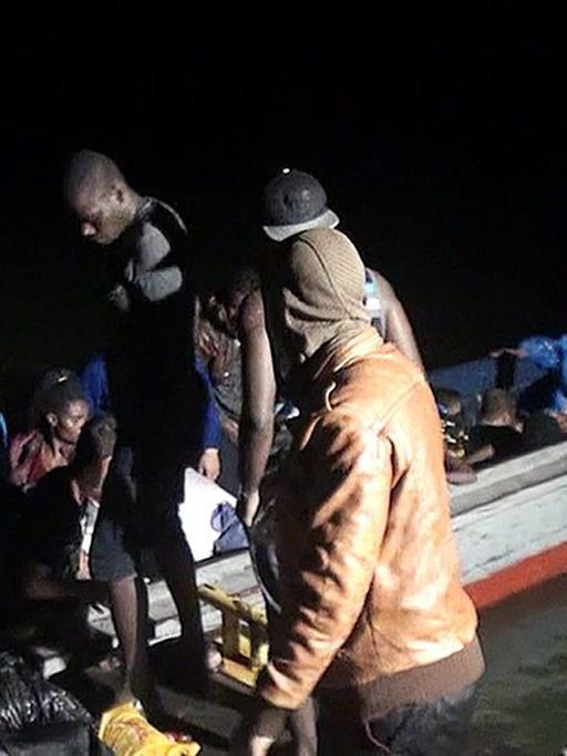 Flüchtlinge werden von der kolumbianischen Marine nach ihrer Rettung in Turbo an Land gebracht.