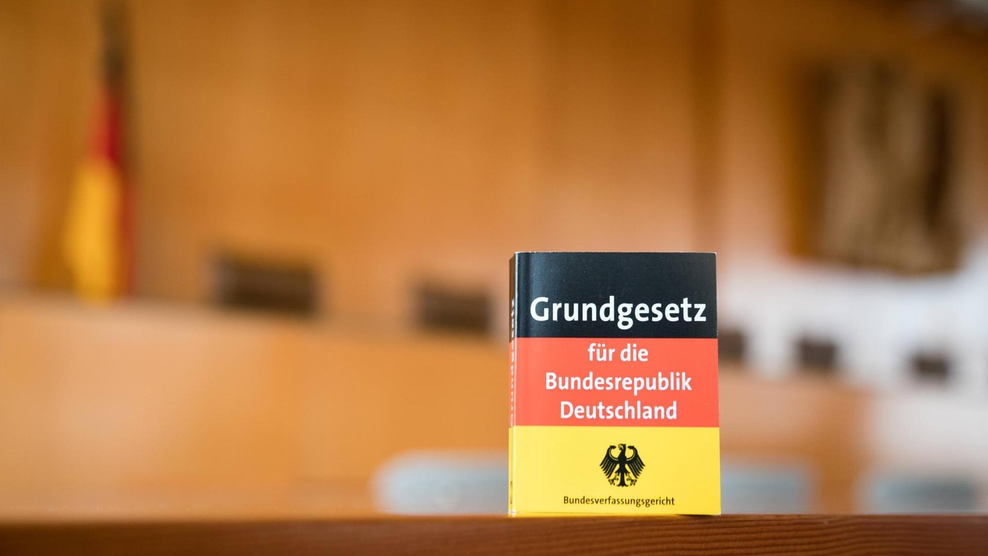 Das Bild zeigt das Grundgesetz im großen Sitzungssaal des Bundesverfassungsgerichtes. Das Bild zeigt das Grundgesetz im großen Sitzungssaal des Bundesverfassungsgerichtes.