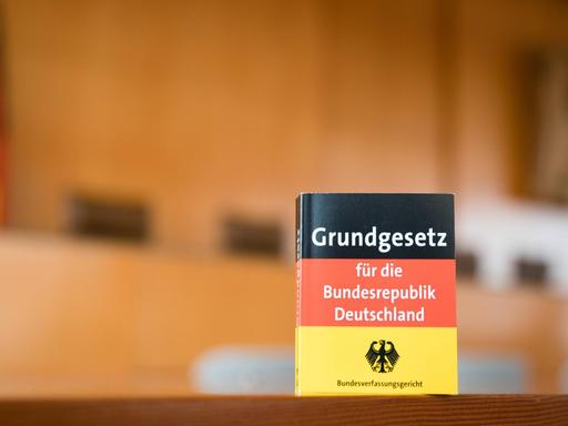 Das Bild zeigt das Grundgesetz im großen Sitzungssaal des Bundesverfassungsgerichtes.