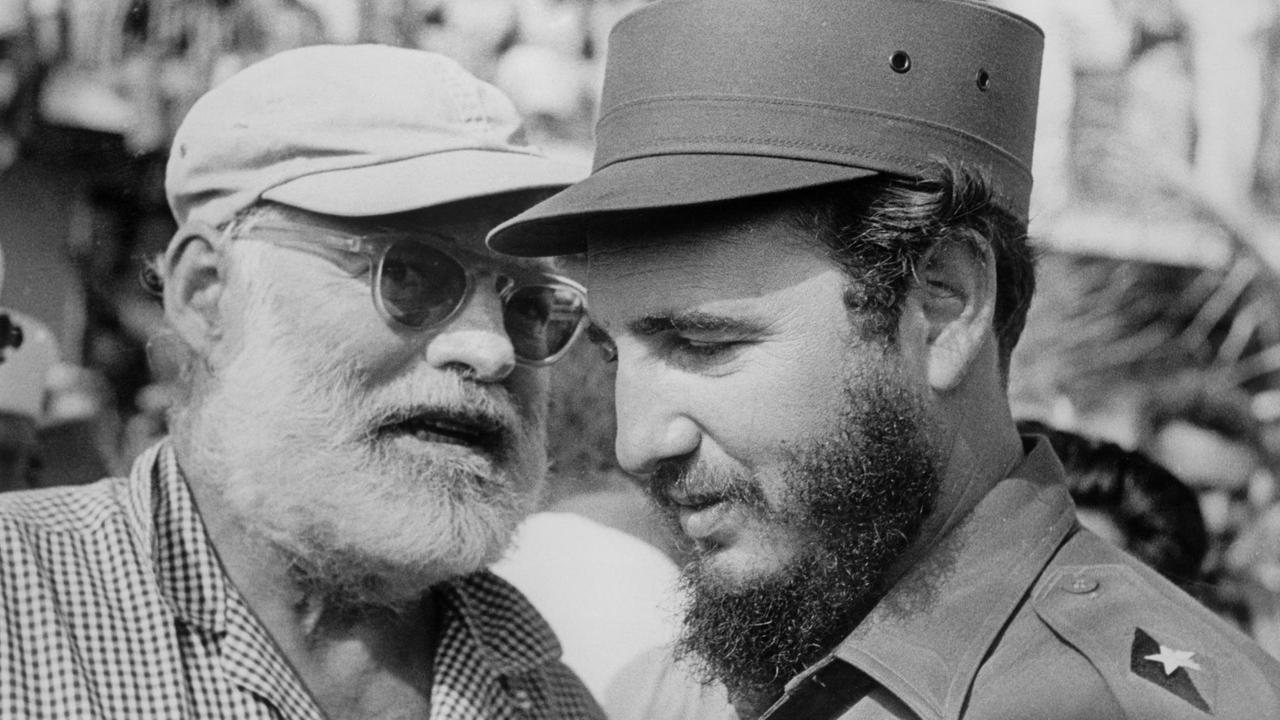 Hemingway, mit weißer Cappy und Sonnebrille, redet mit Castro. Hemingway, mit weißer Cappy und Sonnebrille, redet mit Castro.