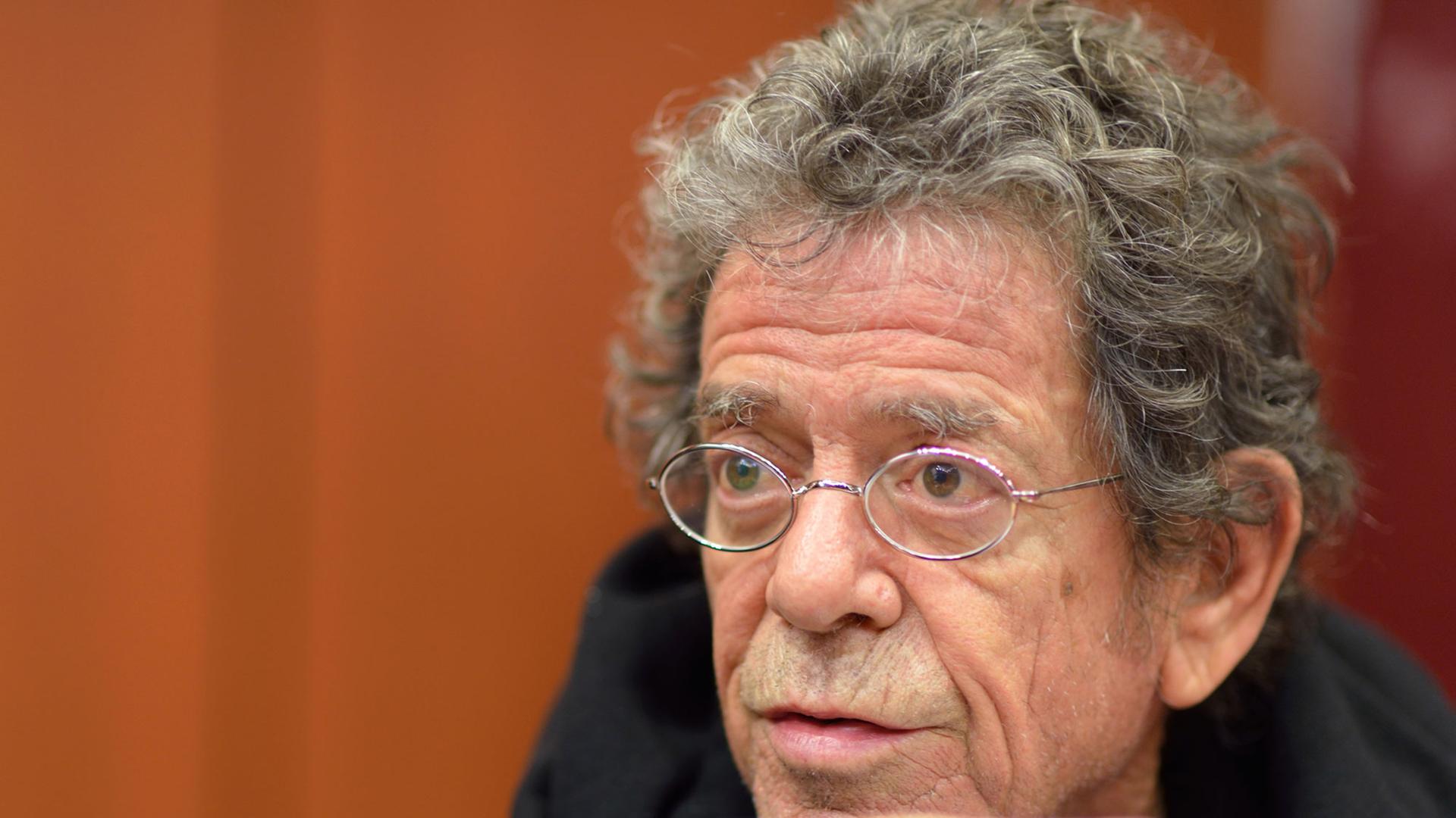 Der US-Rock-Star und Fotograf Lou Reed präsentiert sein Buch "Rhymes" auf einer Pressekonferenz am 14. November 2012 in Paris. Der US-Rock-Star und Fotograf Lou Reed präsentiert sein Buch "Rhymes" auf einer Pressekonferenz am 14. November 2012 in Paris.