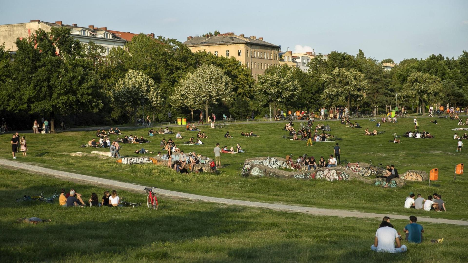 Menschen geniessen die Sonne am Goerlitzer Park in Berlin. Menschen geniessen die Sonne am Goerlitzer Park in Berlin.