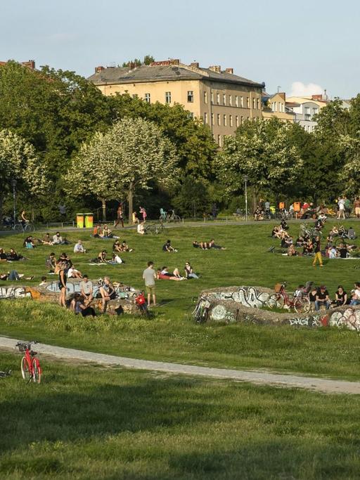 Menschen geniessen die Sonne am Goerlitzer Park in Berlin.
