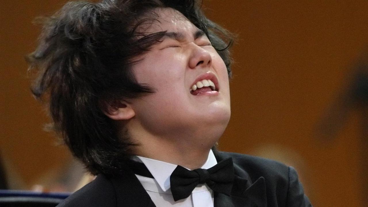 Seong Jin Cho sitzt mit angestrengt verzerrtem Gesichtsausdruck am Klavier.
