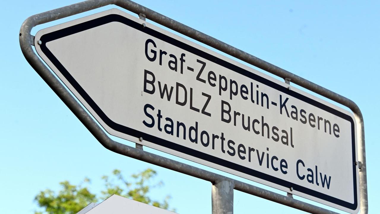 Ein Hinweisschild zur Graf-Zeppelin-Kaserne in der Schwarzwaldgemeinde. In der Kaserne sind die Soldaten des Kommando Spezialkräfte (KSK) der Bundeswehr stationiert.
