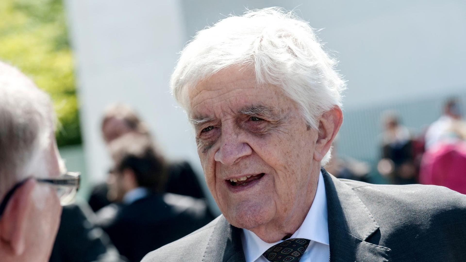 Der ehemalige Vizepräsident des Deutschen Bundestages, Burkhard Hirsch (r, FDP) spricht am 30.05.2015 in Berlin bei der Demonstration gegen Massenüberwachung durch Geheimdienste mit einem Teilnehmer. Der ehemalige Vizepräsident des Deutschen Bundestages, Burkhard Hirsch (r, FDP) spricht am 30.05.2015 in Berlin bei der Demonstration gegen Massenüberwachung durch Geheimdienste mit einem Teilnehmer.