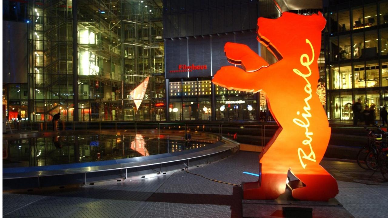 Potsdamer Platz - Der Berlinale Bär im Sony-Center am Potsdamer Platz ID 2002_0071 Potsdamer Platz - Der Berlinale Bär im Sony-Center am Potsdamer Platz ID 2002_0071