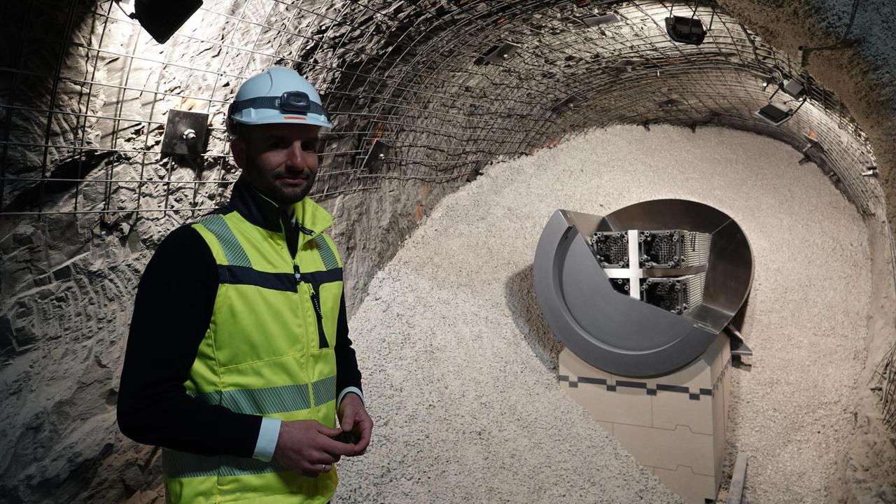 Der Schweizer Geochemiker Olivier Leupin steht im Felslabor Mont Terri bei Saint-Ursanne im Schweizer Juragebirge vor einem Modell das zeigt, wie ein Castorbehälter mit radioaktiven Brennelementen in einem Endlager aussehen könnte. Der Schweizer Geochemiker Olivier Leupin steht im Felslabor Mont Terri bei Saint-Ursanne im Schweizer Juragebirge vor einem Modell das zeigt, wie ein Castorbehälter mit radioaktiven Brennelementen in einem Endlager aussehen könnte.