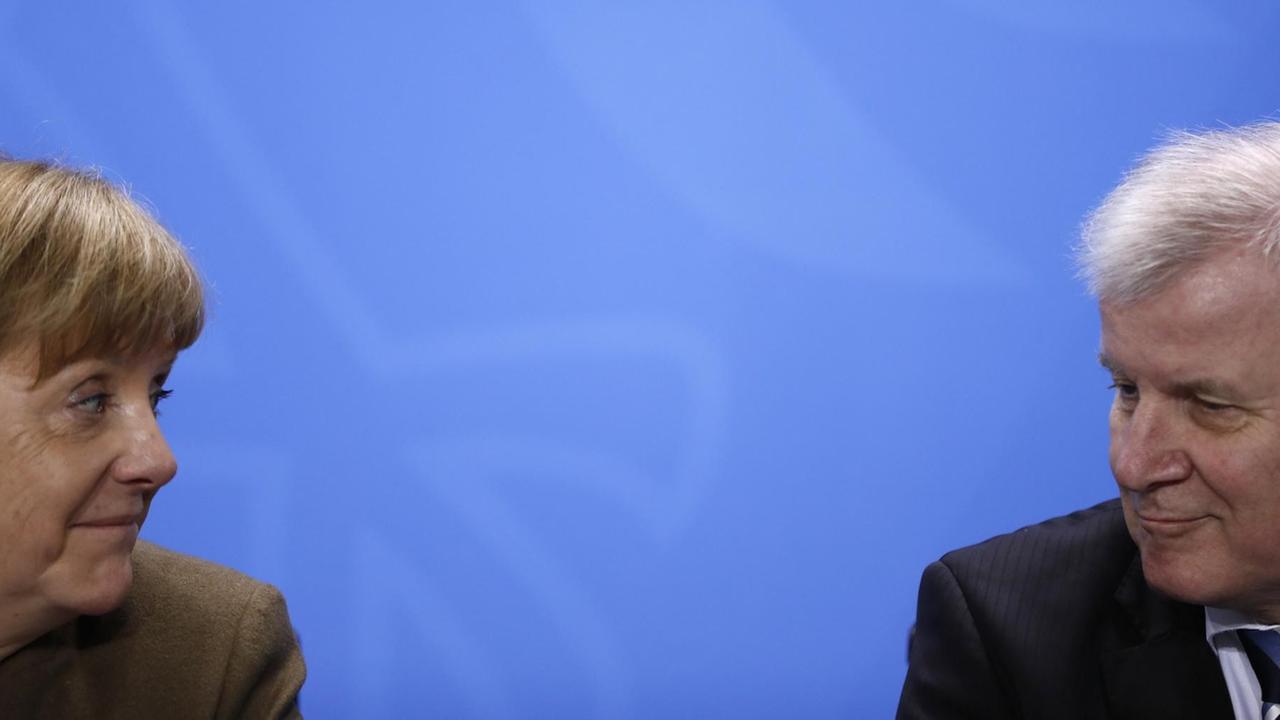 Die Spitzen der Koalition geben am 14.4.2016 im Kanzleramt Auskunft über die Ergebnisse des Gipfels aus der Nacht. Die Spitzen der Koalition geben am 14.4.2016 im Kanzleramt Auskunft über die Ergebnisse des Gipfels aus der Nacht.