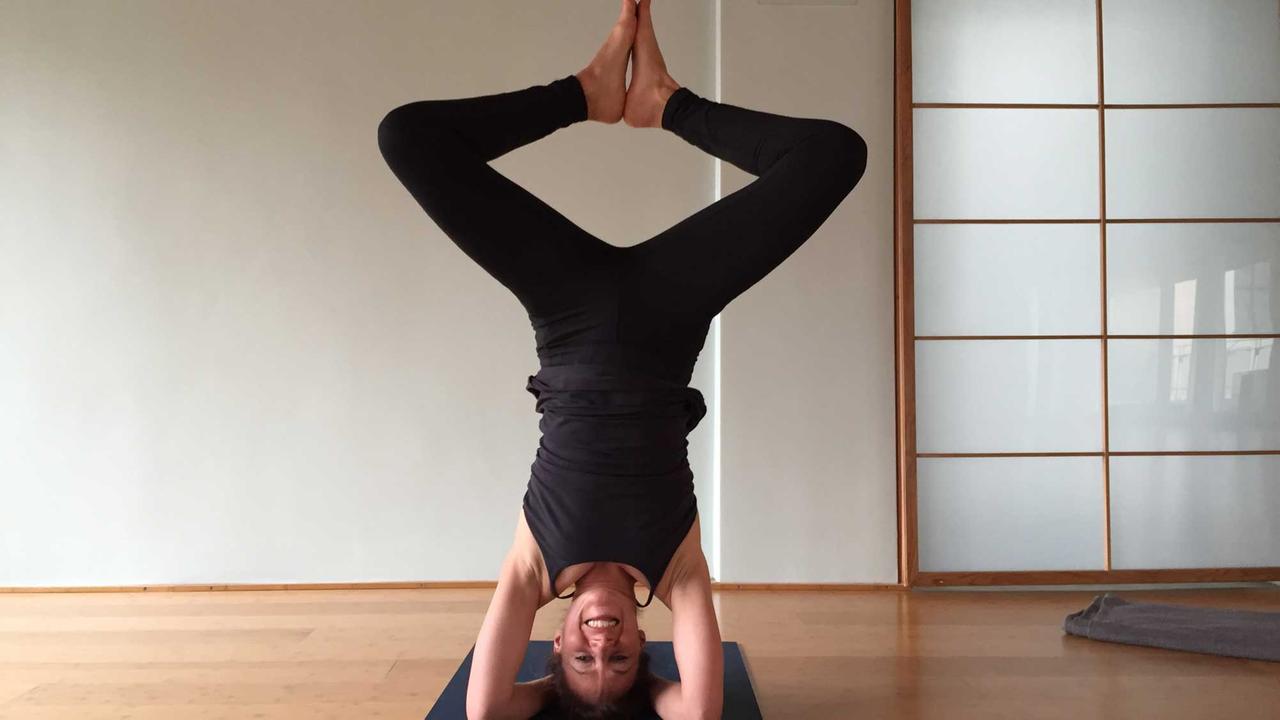 Die Kostümbildernin Marysol in einer Yogapose. Die Kostümbildernin Marysol in einer Yogapose.