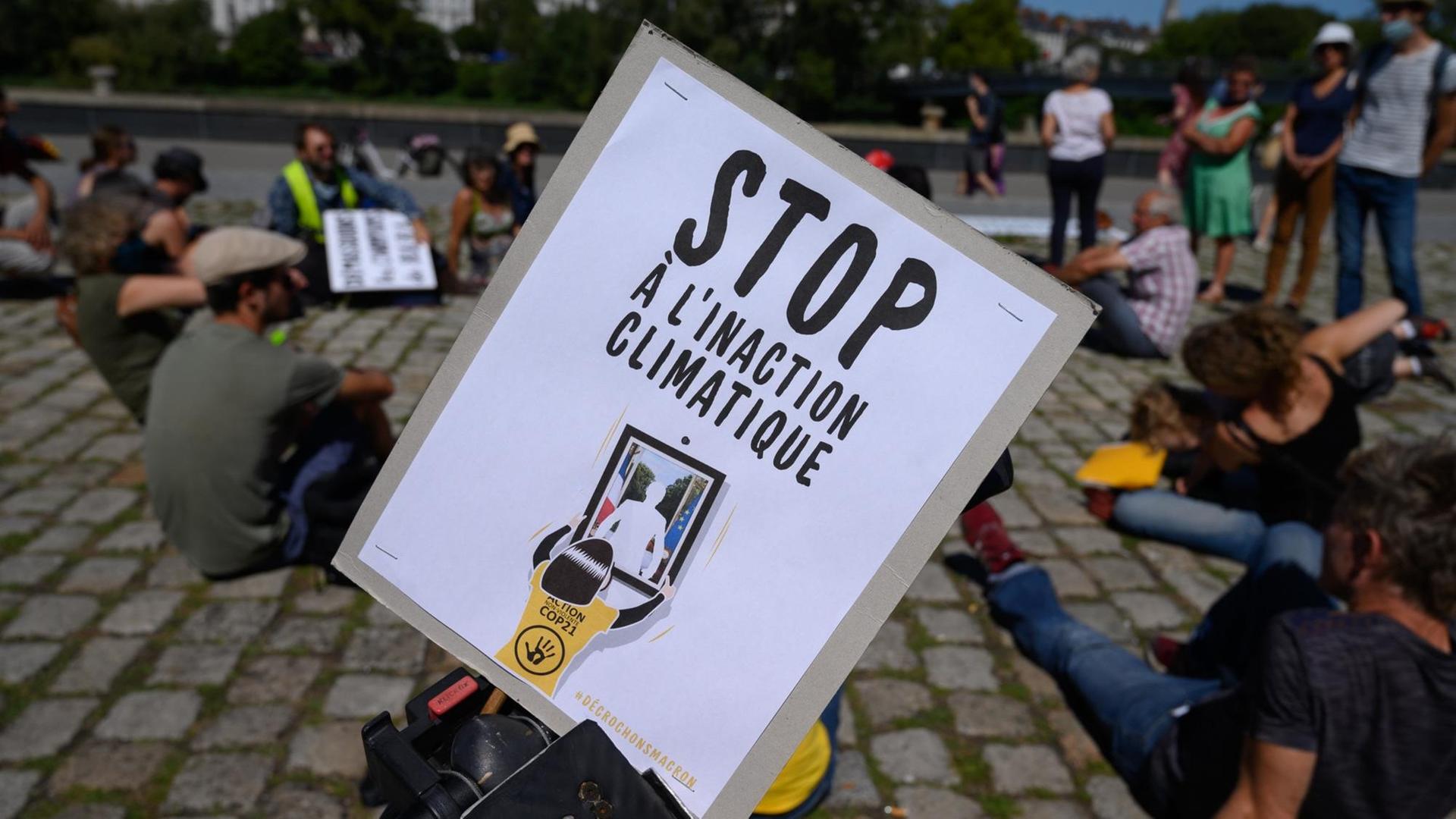 Aktivisten haben die französische Regierung wegen ihrer Untätigkeit in Sachen Klimaschutz verklagt. Aktivisten haben die französische Regierung wegen ihrer Untätigkeit in Sachen Klimaschutz verklagt.