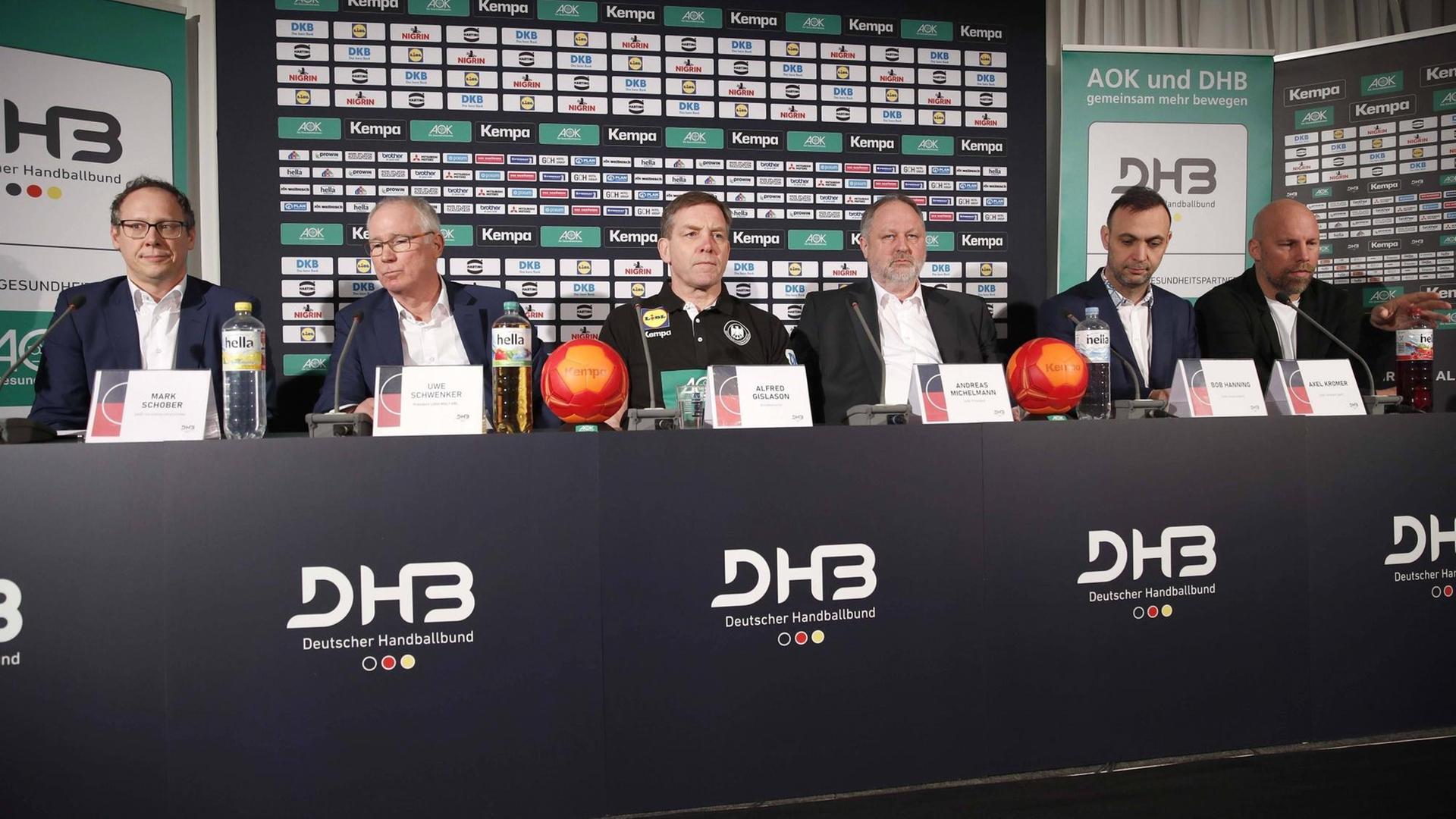 07.02.2020, Maritim Airport Hotel, Hannover, DHB Nationalmannschaft, Alfred Gislason wird als neuer Nationalmannschaftstrainer vorgestellt, im Bild Mark Schober DHB-Vorstandsvorsitzender, Uwe Schwenker Praesident, Liqui Moly HBL, Alfred Gislason Trainer, Andreas Michelmmann DHB Praesident, Bob Hanning DHB VizePraesident, Axel Kromer DHB Vorstand auf dem Podium Handball Nationalmannschaft Trainervorstellung *** 07 02 2020, Maritim Airport Hotel, Hannover, DHB National Team, Alfred Gislason is introduced as the new national team coach, in the picture Mark Schober DHB Chairman of the Board , Uwe Schwenker President, Liqui Moly HBL , Alfred Gislason Trainer , Andreas Michelmmann DHB President , Bob Hanning DHB Vice President , Axel Kromer DHB Board Sports on the podium Handball National Team Coach Introduction 07.02.2020, Maritim Airport Hotel, Hannover, DHB Nationalmannschaft, Alfred Gislason wird als neuer Nationalmannschaftstrainer vorgestellt, im Bild Mark Schober DHB-Vorstandsvorsitzender, Uwe Schwenker Praesident, Liqui Moly HBL, Alfred Gislason Trainer, Andreas Michelmmann DHB Praesident, Bob Hanning DHB VizePraesident, Axel Kromer DHB Vorstand auf dem Podium Handball Nationalmannschaft Trainervorstellung *** 07 02 2020, Maritim Airport Hotel, Hannover, DHB National Team, Alfred Gislason is introduced as the new national team coach, in the picture Mark Schober DHB Chairman of the Board , Uwe Schwenker President, Liqui Moly HBL , Alfred Gislason Trainer , Andreas Michelmmann DHB President , Bob Hanning DHB Vice President , Axel Kromer DHB Board Sports on the podium Handball National Team Coach Introduction