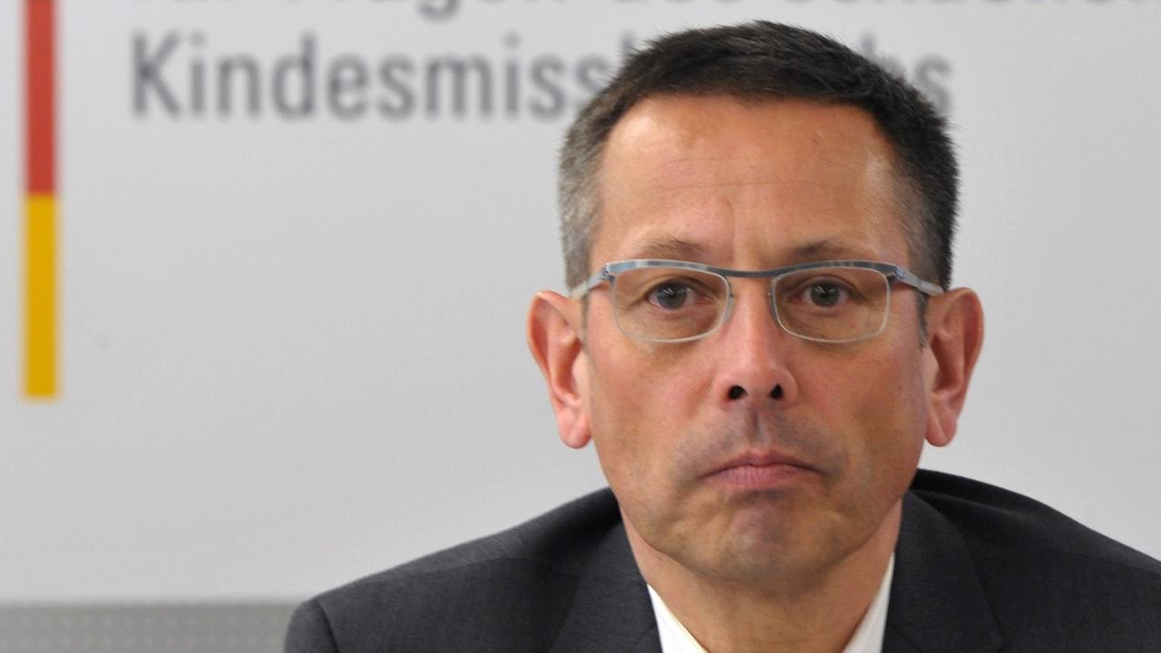 Der Missbrauchsbeauftragte der Bundesregierung, Johannes-Wilhelm Rörig (CDU), aufgenommen am Freitag (27.01.2012) während einer Pressekonferenz in Berlin. Der Politiker beantwortet nach dem 1. Jour Fixe mit Vertretern der Betroffenen-Iinitiativen Journalistenfragen. Der Missbrauchsbeauftragte der Bundesregierung, Johannes-Wilhelm Rörig (CDU), aufgenommen am Freitag (27.01.2012) während einer Pressekonferenz in Berlin. Der Politiker beantwortet nach dem 1. Jour Fixe mit Vertretern der Betroffenen-Iinitiativen Journalistenfragen.