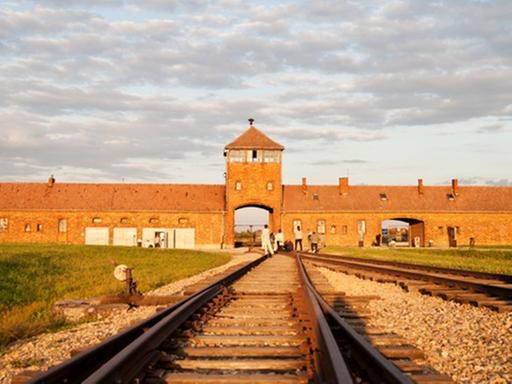 Das Lagertor zum ehemaligen Konzentrationslager Auschwitz-Birkenau
