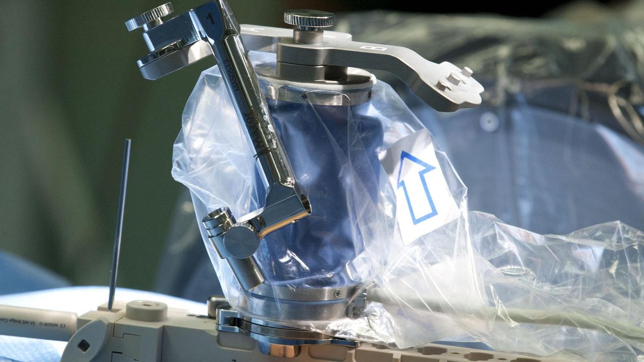 Am Universitätsklinikum Mainz arbeitet ein Neurochirurgieroboter an der Wirbelsäule