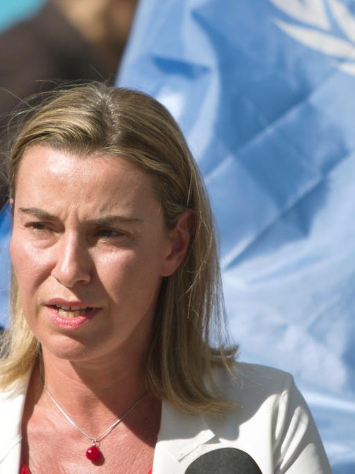 Die EU-Außenbeauftragte Federica Mogherini bei ihrem Besuch einer Schule in Gaza-Stadt.