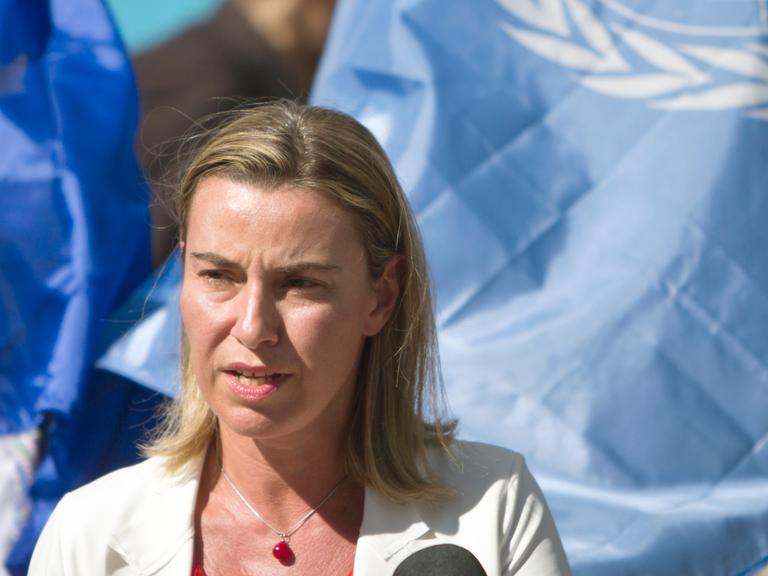 Die EU-Außenbeauftragte Federica Mogherini bei ihrem Besuch einer Schule in Gaza-Stadt.