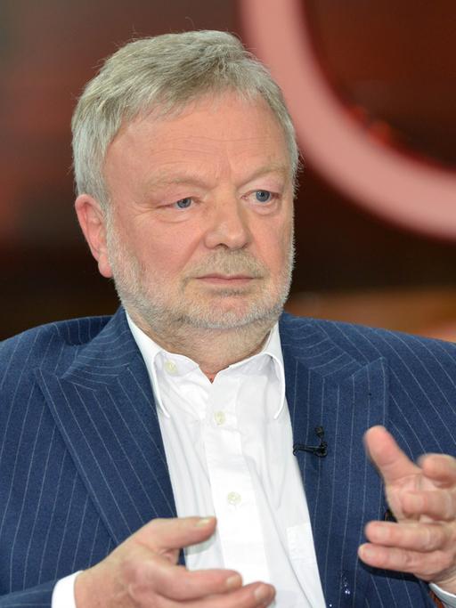 Michael Jürgs in einer Gesprächsrunde im Fernsehen während der ARD-Talksendung "Günther Jauch".