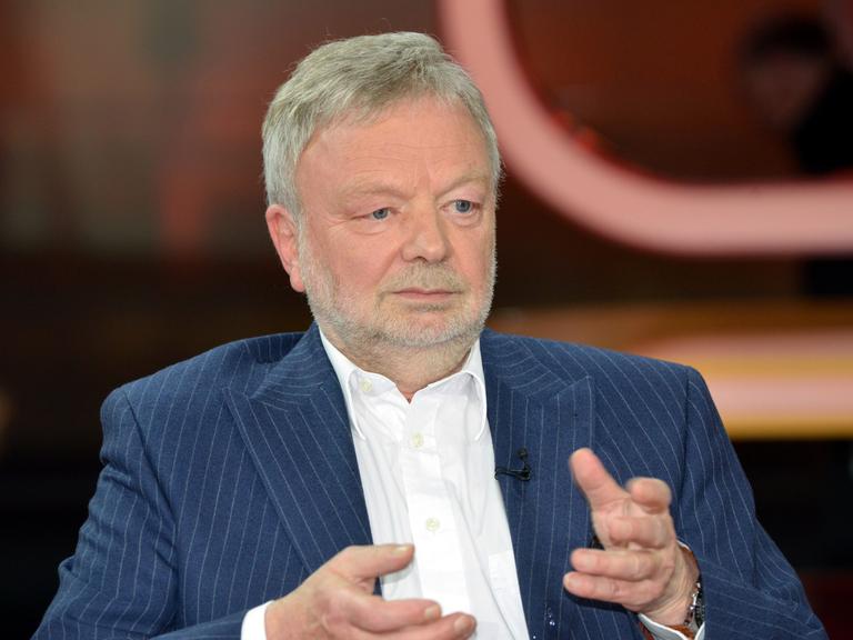 Michael Jürgs in einer Gesprächsrunde im Fernsehen während der ARD-Talksendung "Günther Jauch".