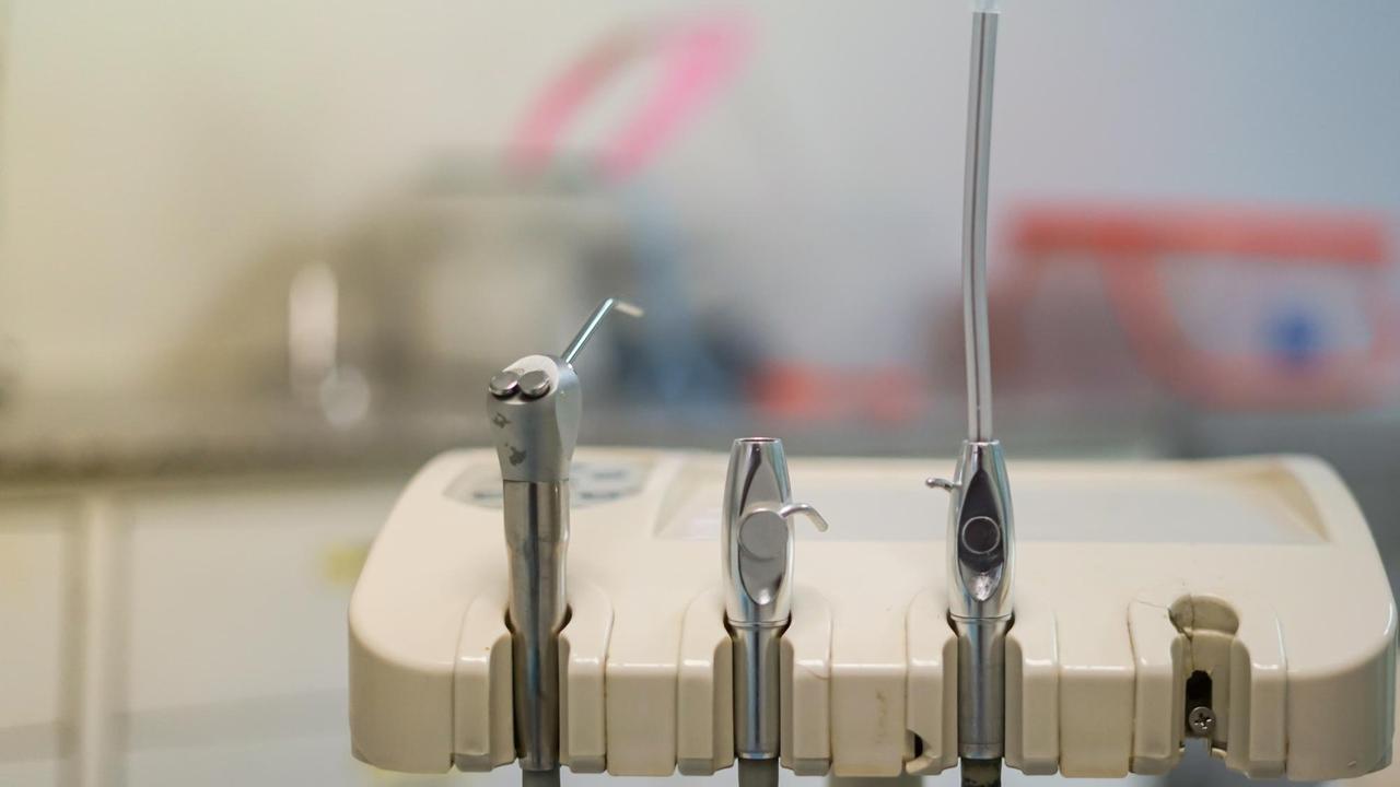 Instrumente einer Zahnarztpraxis aufgereit in der dafür vorgesehenen Halterung. 