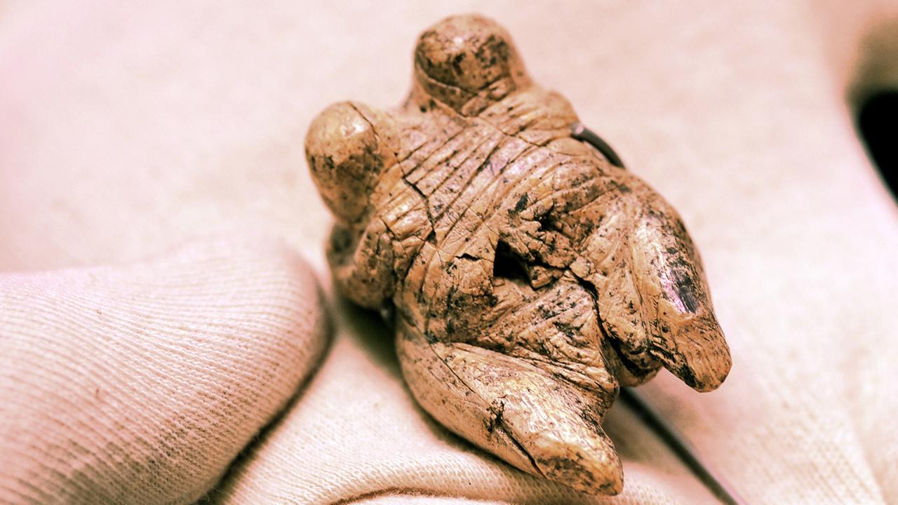 Die Venus vom Hohlen Fels gilt als älteste Menschendarstellung. Die Satue aus Elfenbein liegt auf einer behandschuhten Hand. Die Venus vom Hohlen Fels gilt als älteste Menschendarstellung. Die Satue aus Elfenbein liegt auf einer behandschuhten Hand.