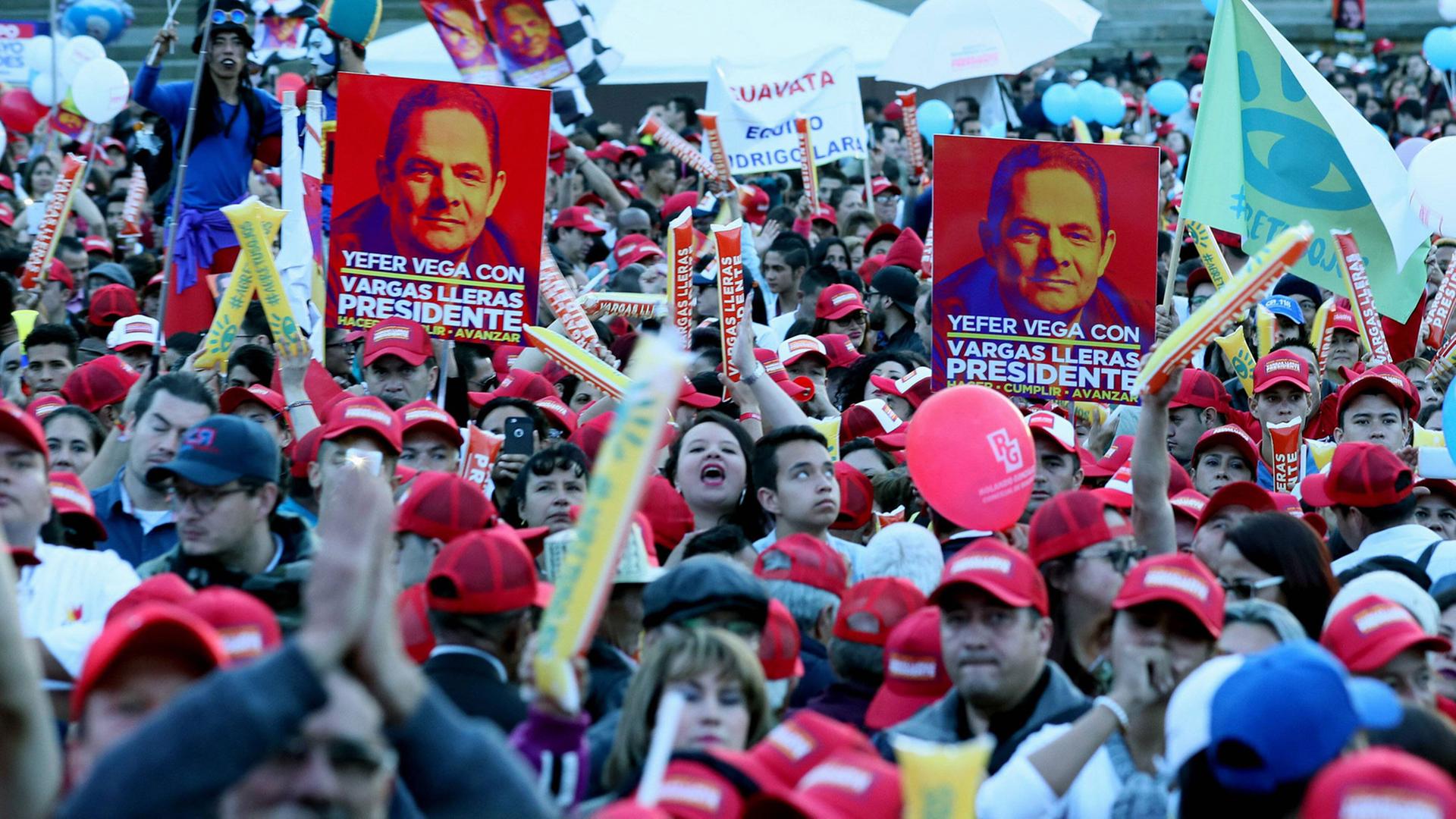 Wahlkampf in Bogota: Unterstützer des kolumbianischen Präsidentschaftskandidaten Germán Vargas Lleras Wahlkampf in Bogota: Unterstützer des kolumbianischen Präsidentschaftskandidaten Germán Vargas Lleras