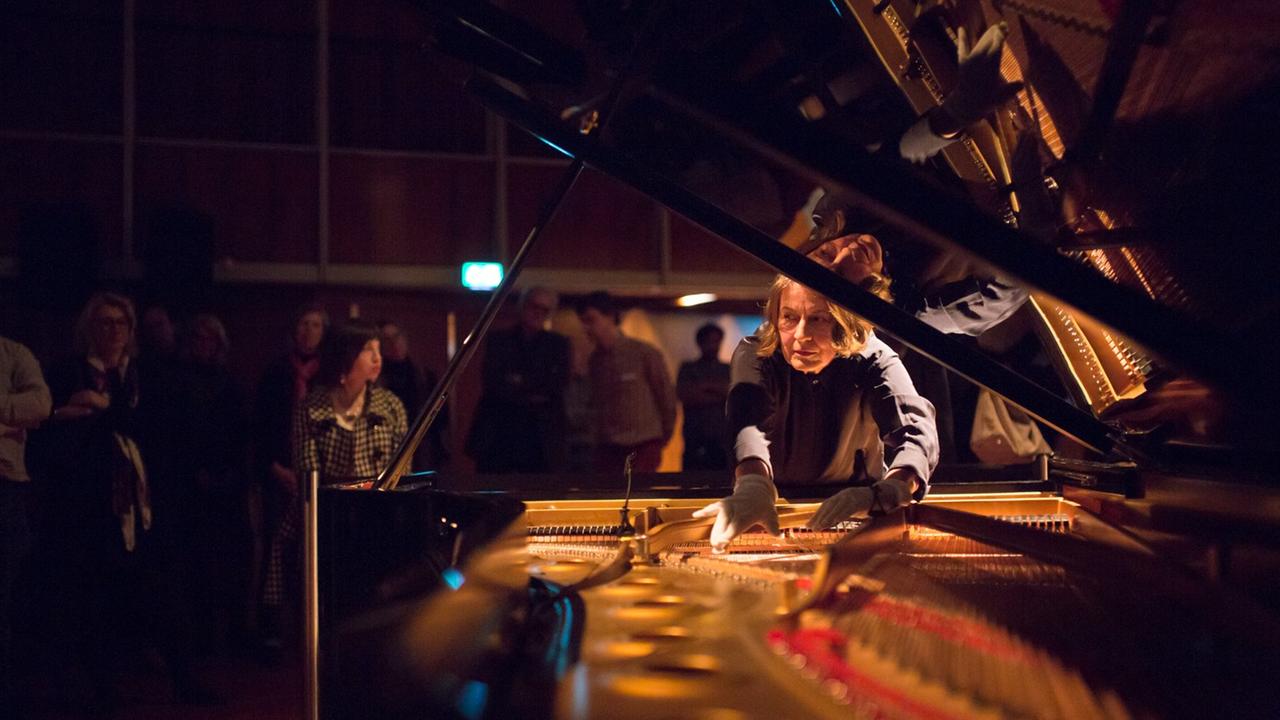 Künstlerin und Musikerin Michaela Melián bei ihrer Performance Chant du Nix beim Kölner Kongress 2019 Künstlerin und Musikerin Michaela Melián bei ihrer Performance Chant du Nix beim Kölner Kongress 2019