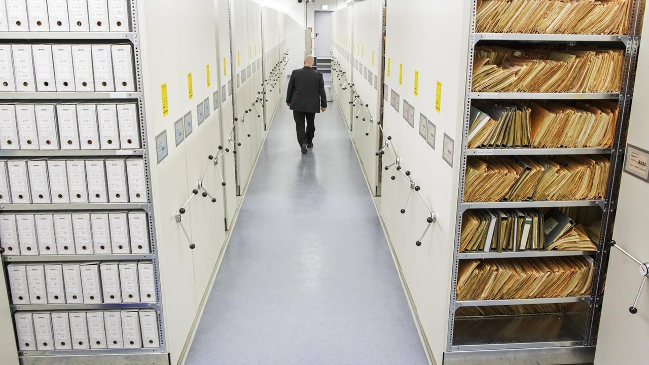Ein Mitarbeiter im Archiv der Stasi-Unterlagenbehörde, die inzwischen Teil des Bundesarchivs ist.