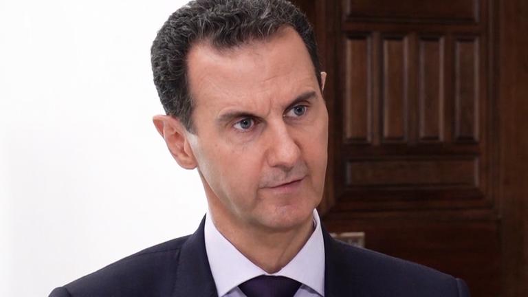 Syriens Präsident Baschar al Assad blickt skeptisch.