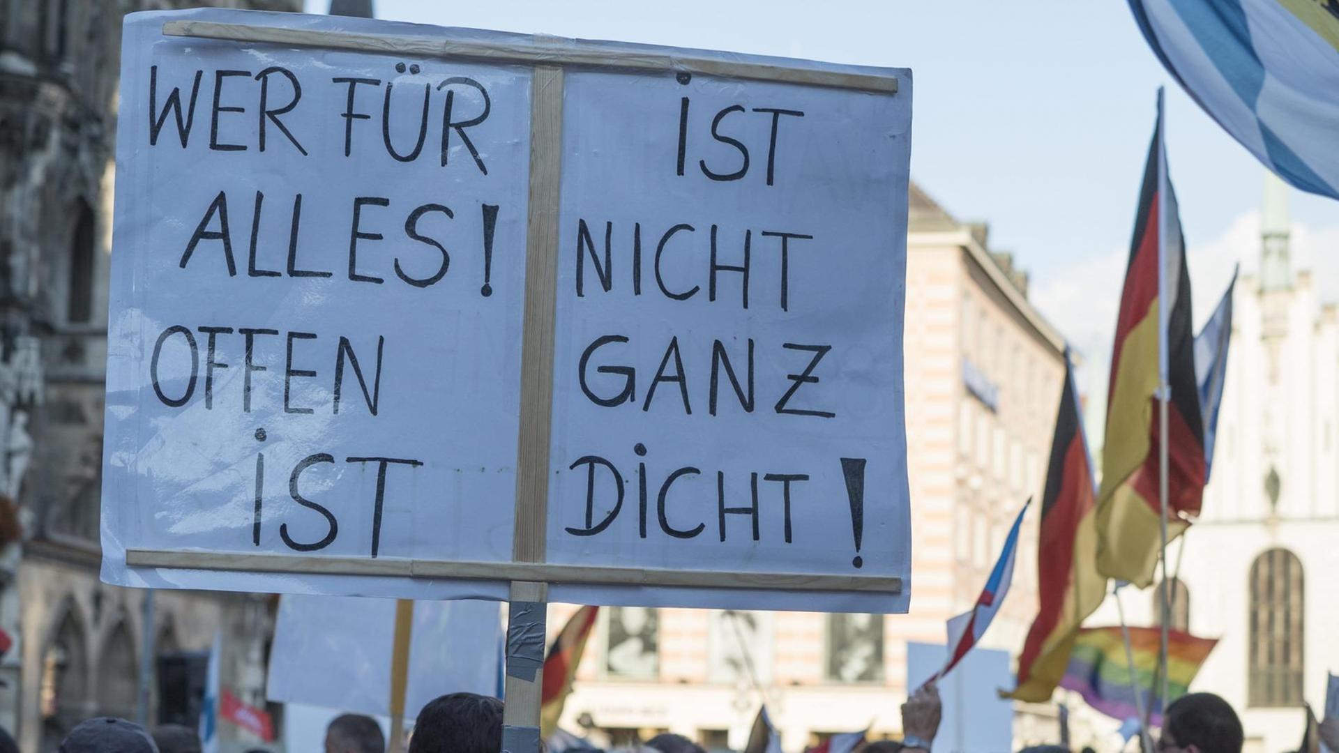 Auf dem Schild steht: "Wer für alles offen ist, ist nicht mehr ganz dicht!" Auf dem Schild steht: "Wer für alles offen ist, ist nicht mehr ganz dicht!"