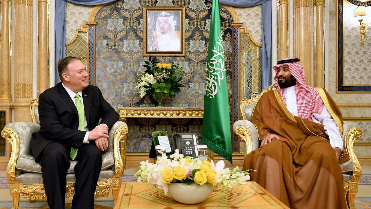 US-Außenminister Mike Pompeo (L) nimmt am 18. September 2019 in Jeddah, Saudi-Arabien, an einem Treffen mit dem saudischen Kronprinzen Mohammed bin Salman teil. US-Außenminister Mike Pompeo (L) nimmt am 18. September 2019 in Jeddah, Saudi-Arabien, an einem Treffen mit dem saudischen Kronprinzen Mohammed bin Salman teil.