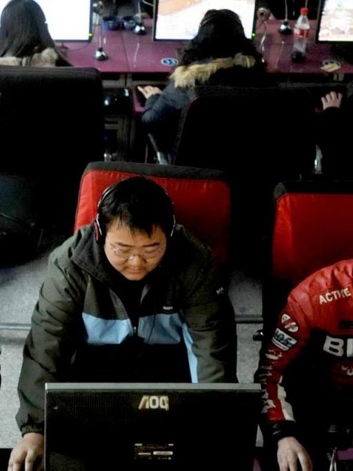 Volles Internet-Cafe in Wuhan/China